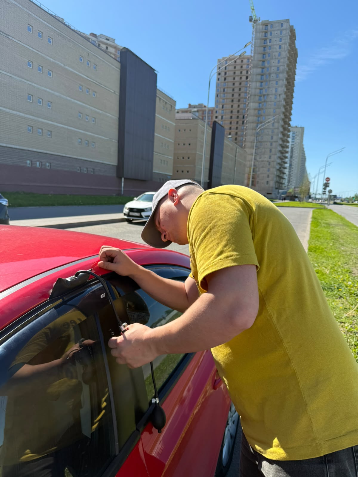 Аварийное вскрытие автомобиля мастером в Отрадном 